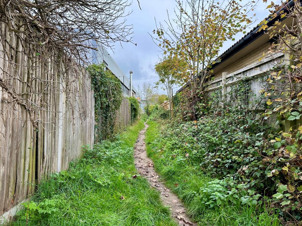 Lot: 51 - FREEHOLD PARCEL OF LAND - Footpath